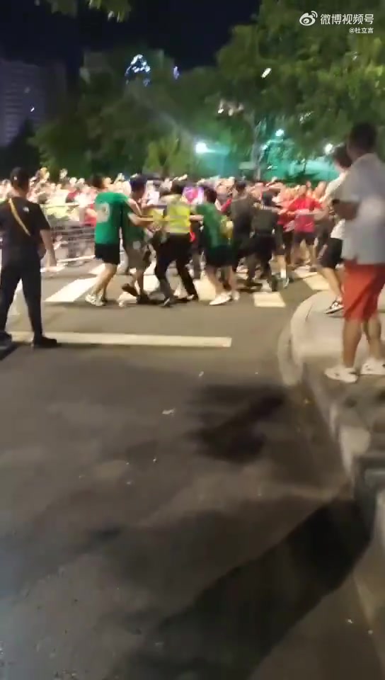 剑拔弩张💥浙江vs蓉城赛后，两队球迷在场外爆发冲突，气氛紧张
