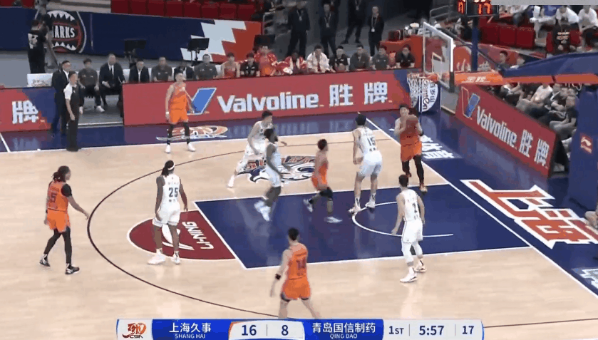 💪🏻王哲林篮下强打杨瀚森得手！上海男篮将领先优势扩大到两位数